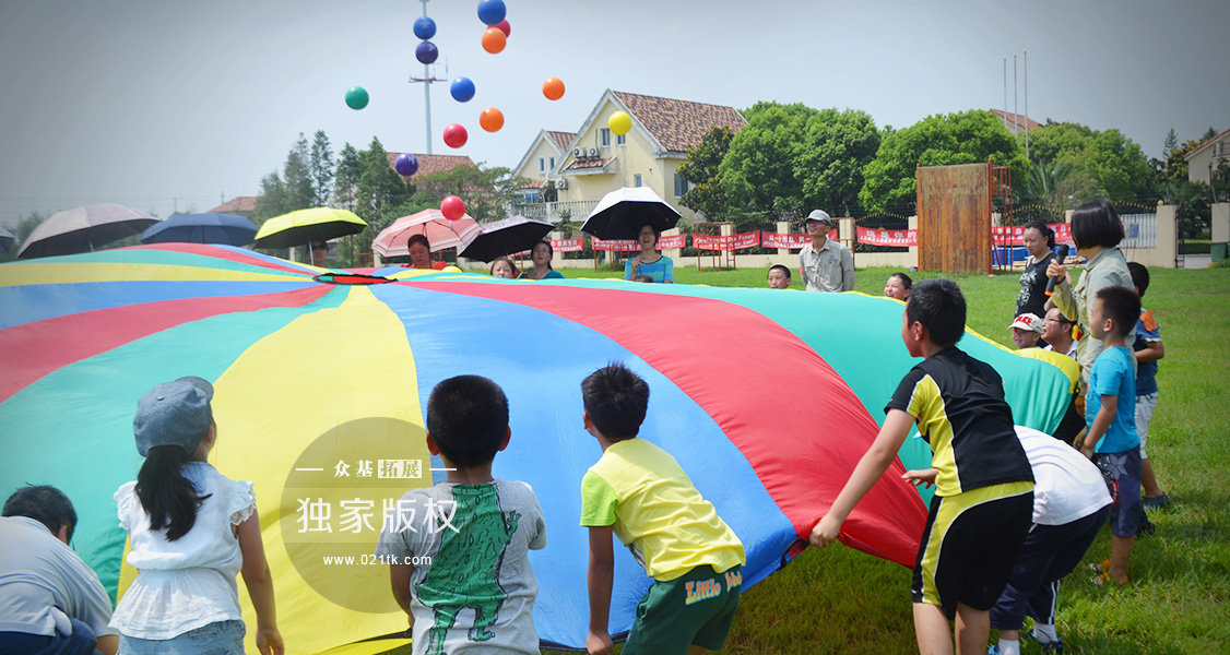 集体彩虹伞把每个小朋友都团结在一起了，要将色彩斑斓的圆球一起抛向天空，可得要小伙伴们默契起来，跟着一二三的口号一起用力向上抛起来。彩虹伞还可以玩很多游戏，比如，集体搭帐篷、做摇篮等等，让孩子们发挥想象，一物多用。
