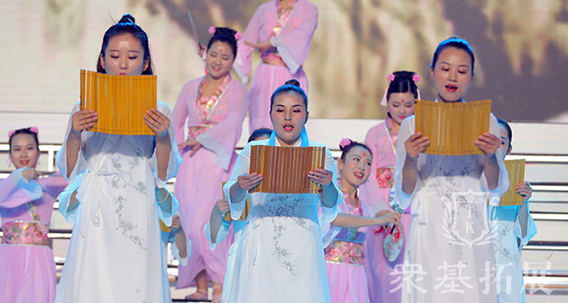 年会中的主题是最重要的，节目表演中也始终贯穿，古诗词的韵味中华文化的博大精深源远流长，这也代表着企业的文化。