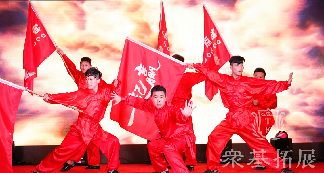 中华武术博大精深，在年会中也是一大亮点节目，喜欢和爱好武术的朋友们可以一饱眼福了。